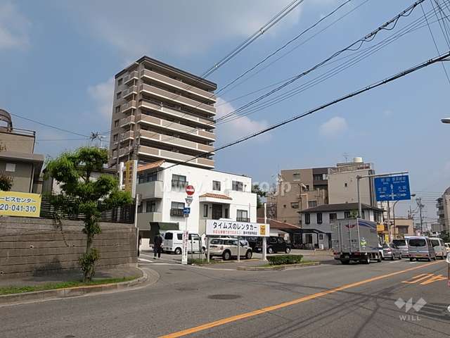 周辺は住宅の他、店舗や事務所などが混在する街です。