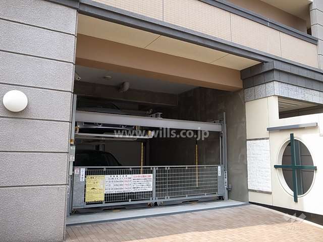 エントランス横、敷地東側の敷地内駐車場（屋内機械式）