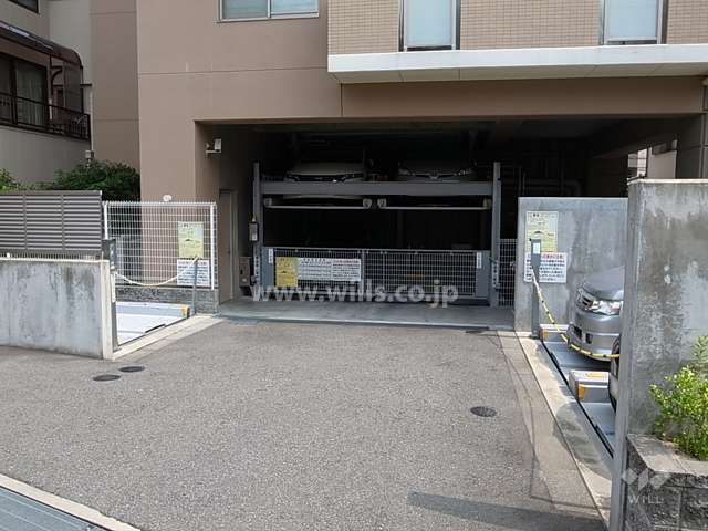 敷地西側の敷地内駐車場（屋内機械式と屋外機械式）