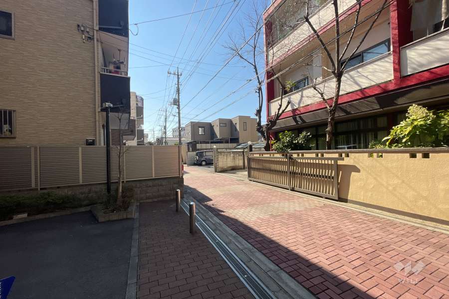 敷地北西側の前面道路（北東側から）