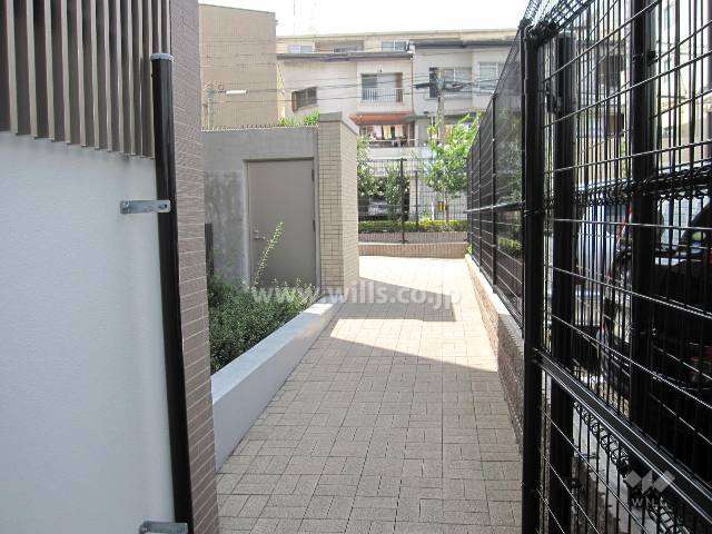 駐車場からエントランスへの通路