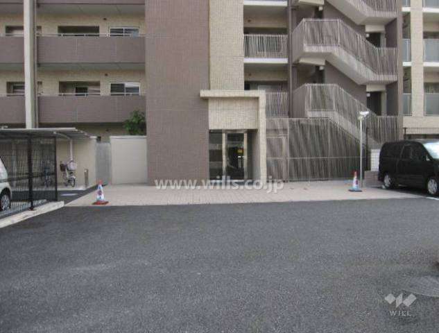 正面エントランス以外にもオートロックの出入り口があります