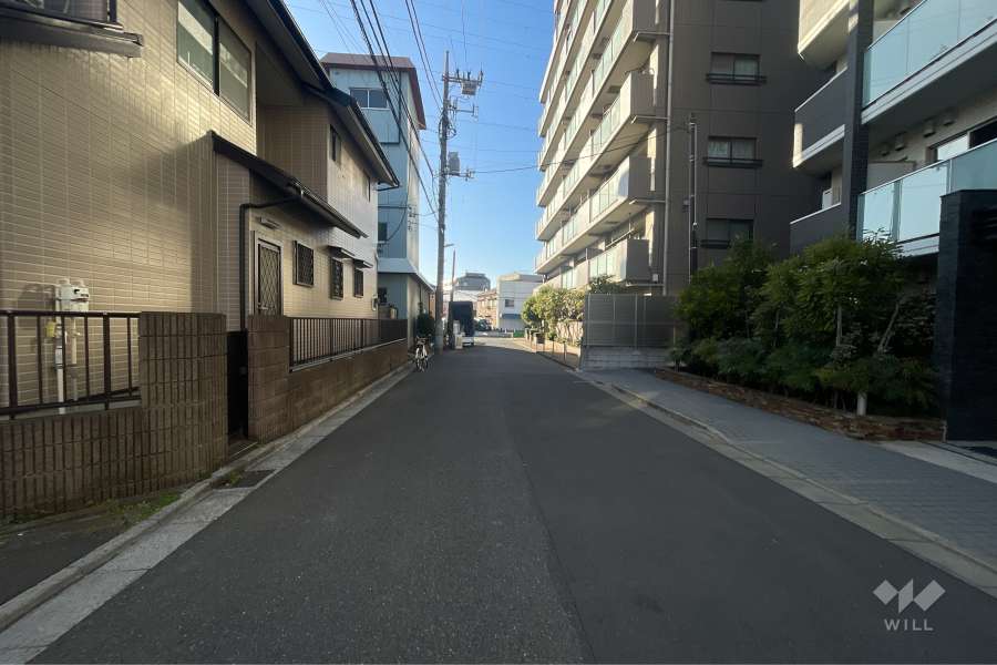 敷地の南側前面道路（東側から）