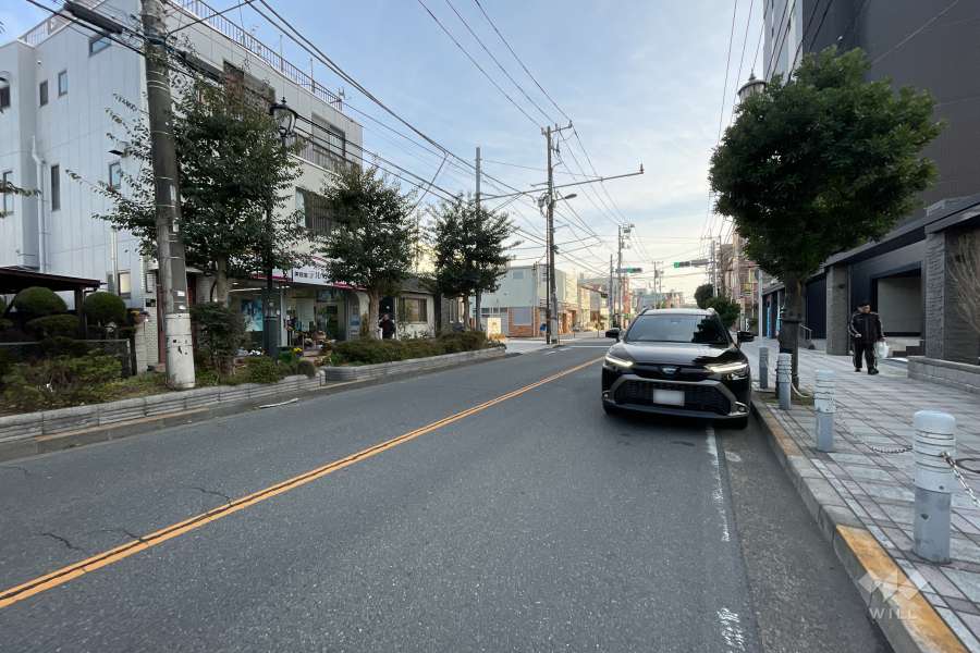 敷地の南側前面道路（東側から）