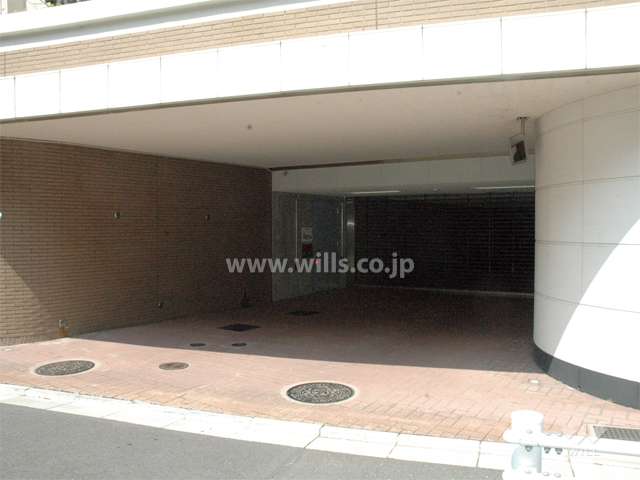 駐車場の入り口にはリングシャッターが付いています。