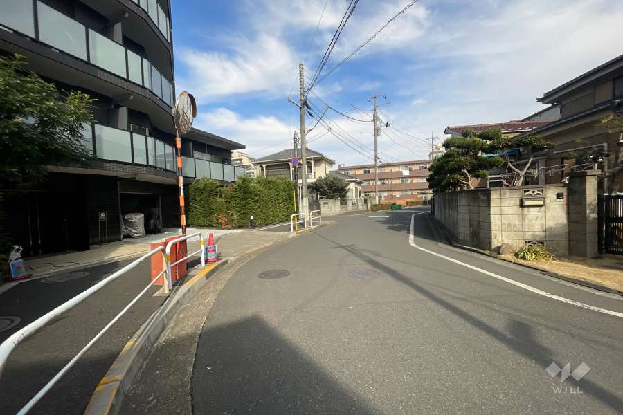 敷地東側の前面道路（南側から）