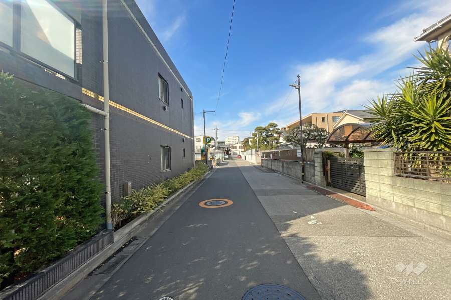 敷地北側の前面道路（東側から）