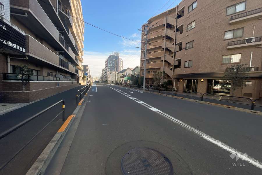 敷地北東側の前面道路（北西側から）