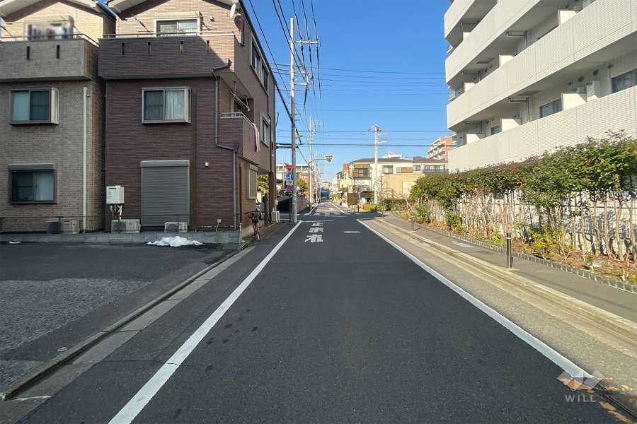 敷地西側の前面道路