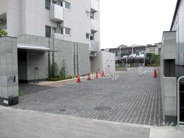 駐車場、エントランスへの入り口