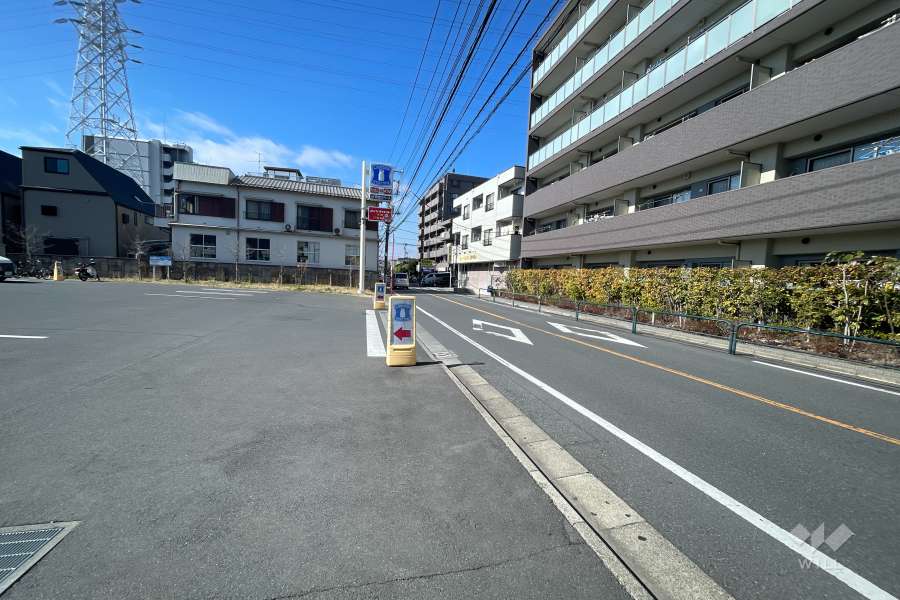 敷地南側の前面道路（東側から）