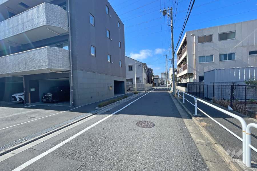 敷地北側の前面道路（東側から）