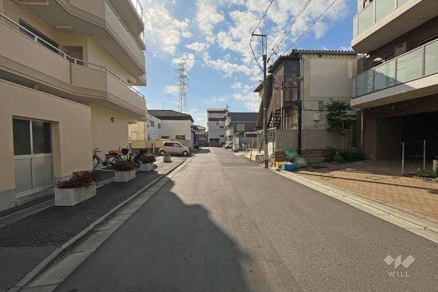 敷地東側の前面道路（北側から）