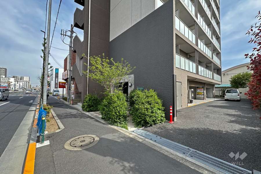 敷地北側の前面道路（西側から）