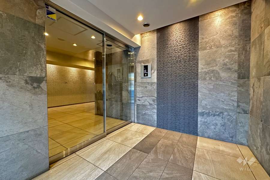 エントランスはオートロック付きです。