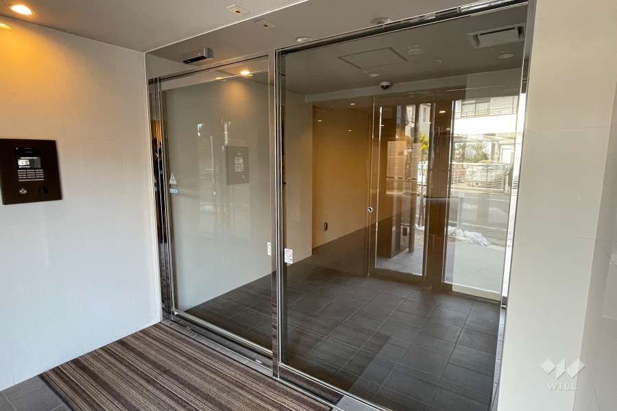 エントランスはオートロック付きです。