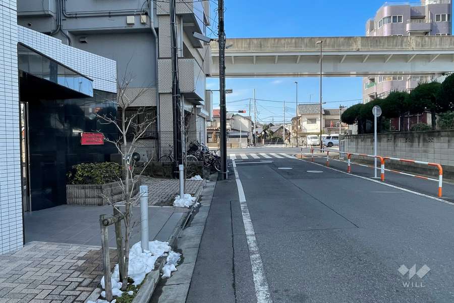 敷地北側の前面道路（東側から）