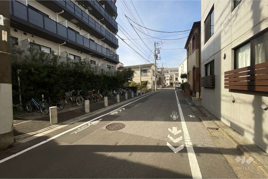 敷地北東側の前面道路（南東側から）