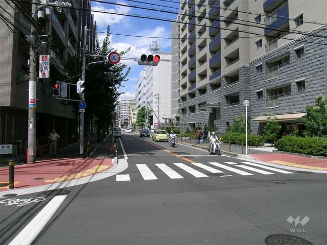 敷地西側の前面道路