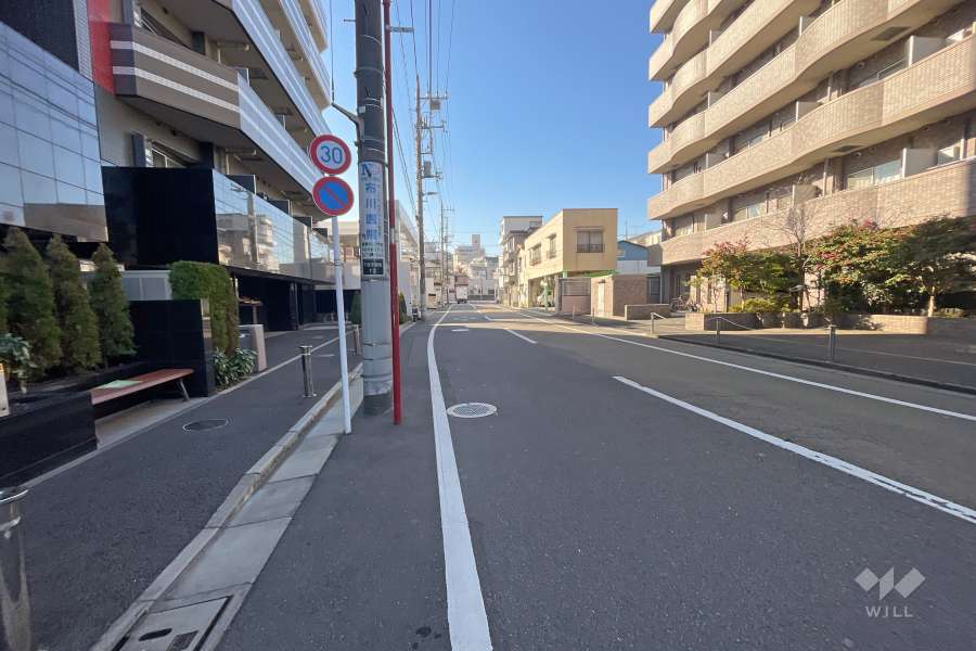 敷地北側の前面道路（東側から）