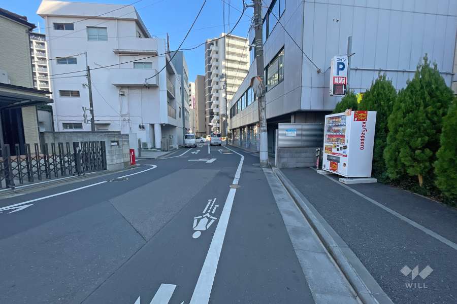 敷地北東側の前面道路（北西側から）