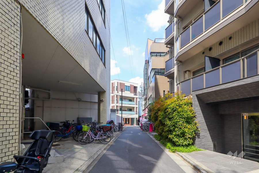 敷地西側の前面道路