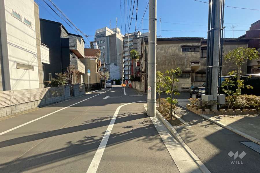 敷地北東側の前面道路（北西側から）