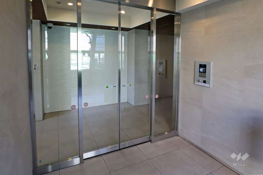 エントランスはオートロック付きです。