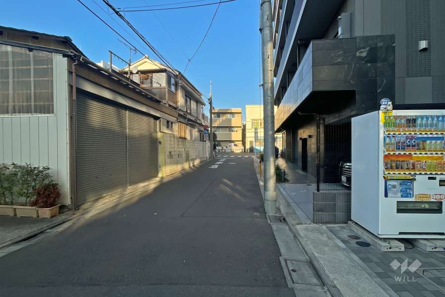 敷地北西側の前面道路（南西側から）