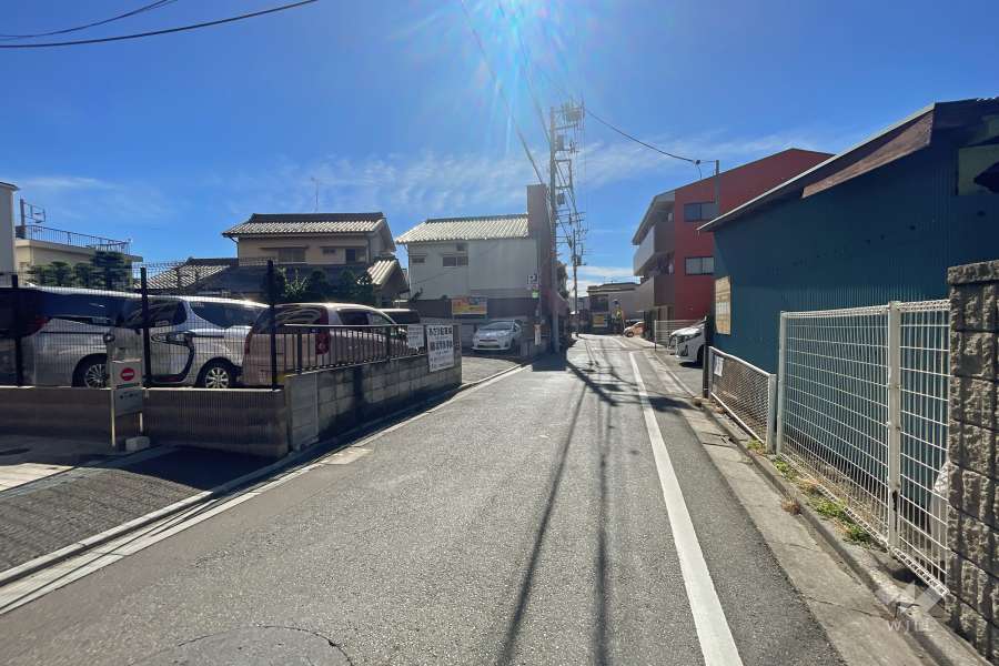 敷地西側の前面道路（北側から）