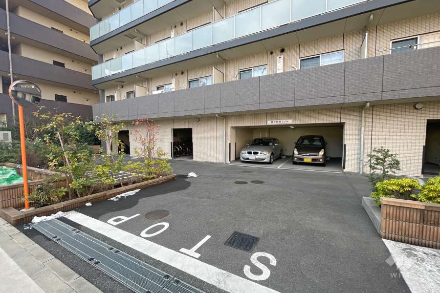敷地内駐車場（屋内平面式）と駐輪場