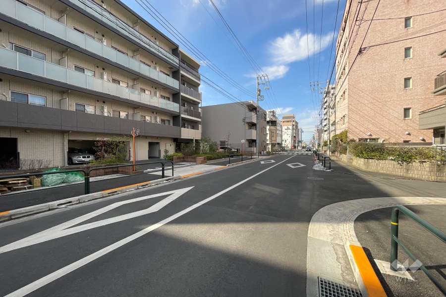 敷地北側の前面道路（東側から）
