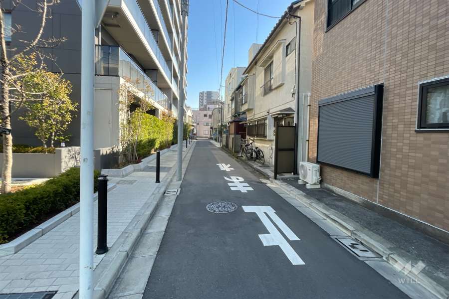 敷地の東側前面道路（南側から）