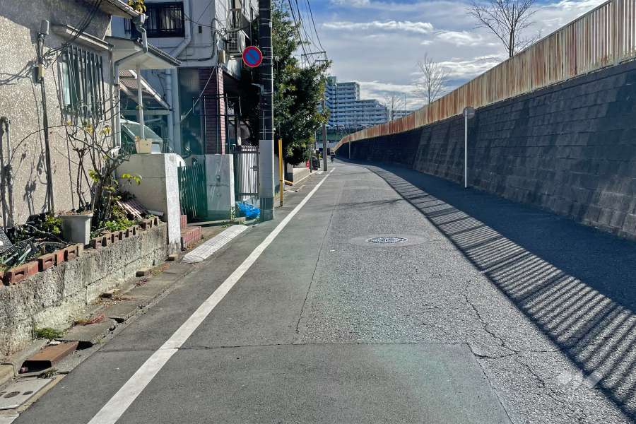 敷地の西側前面道路（北側から）