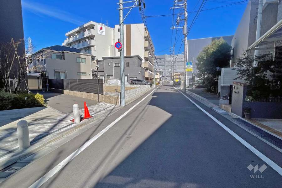 敷地の南東側前面道路（北東側から）