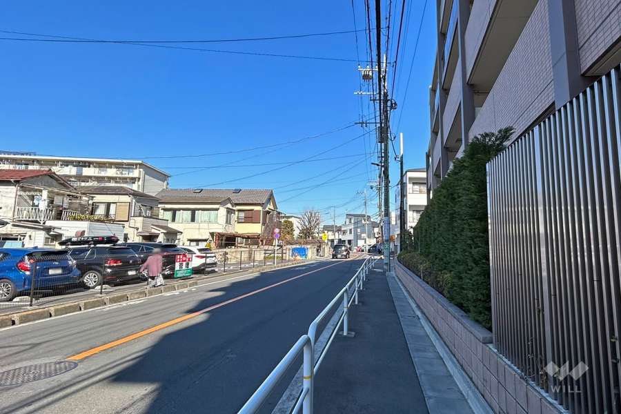 敷地西側の前面道路（南側から）