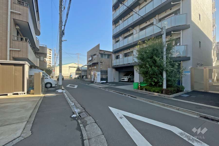 敷地北側の前面道路（西側から）
