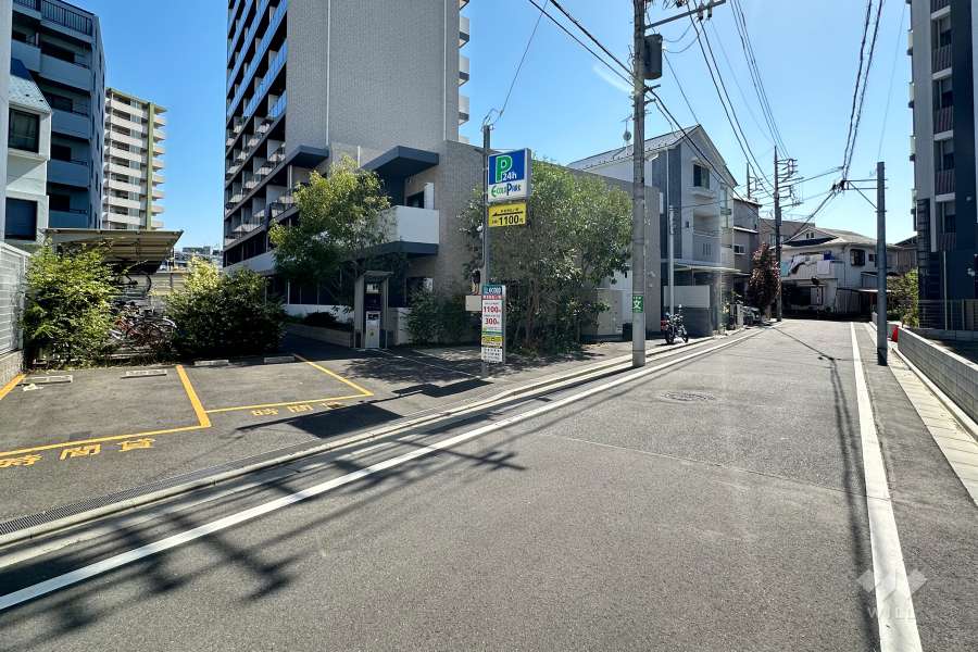 敷地の北側前面道路（東側から）