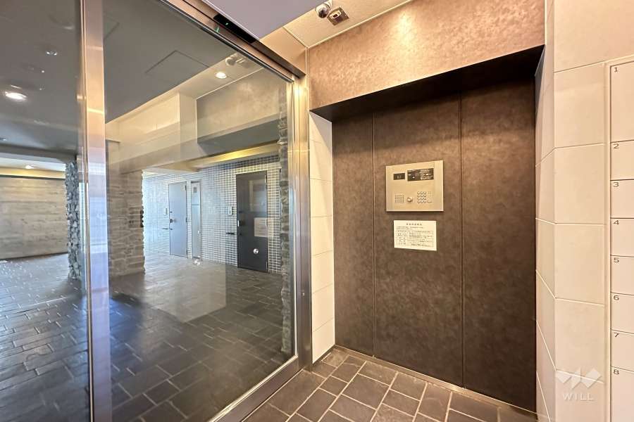 エントランスはオートロック付きです。