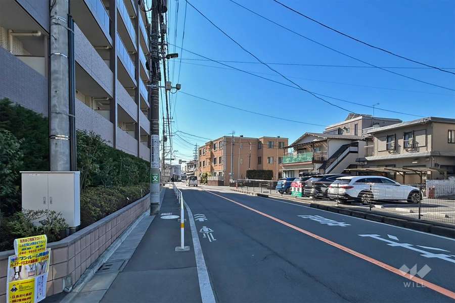 敷地西側の前面道路