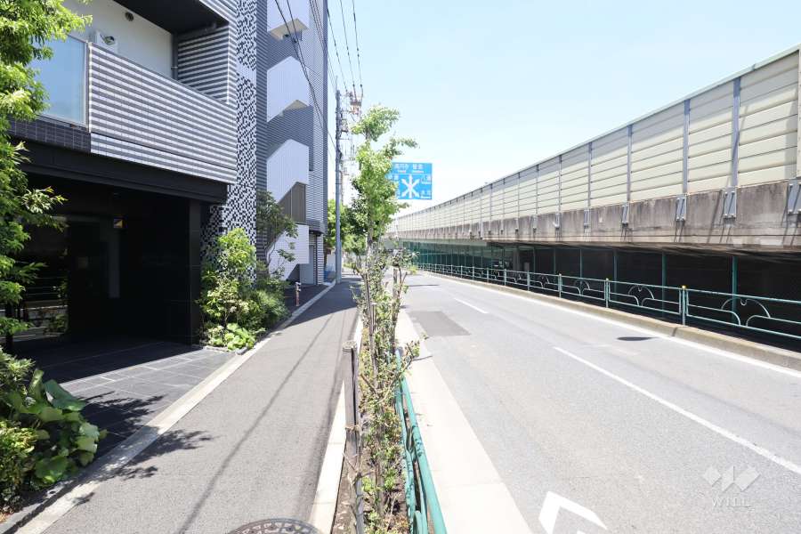 敷地北東側の前面道路