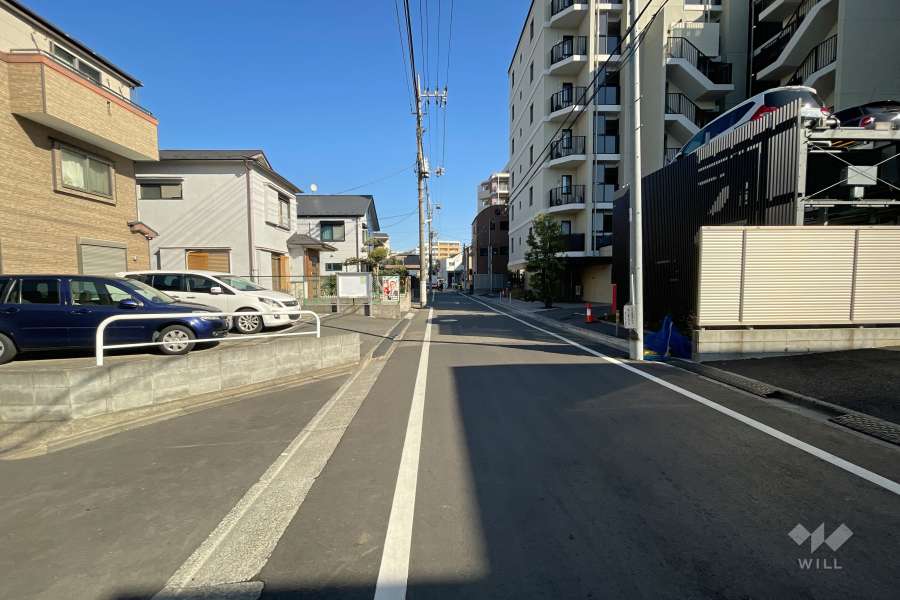 敷地の北側前面道路（西側から）