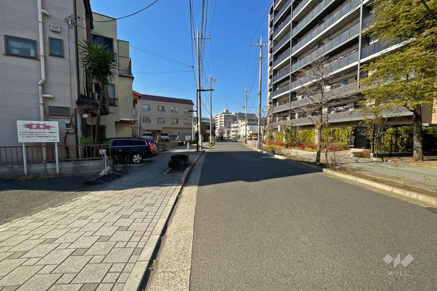 敷地南側の前面道路（東側から）