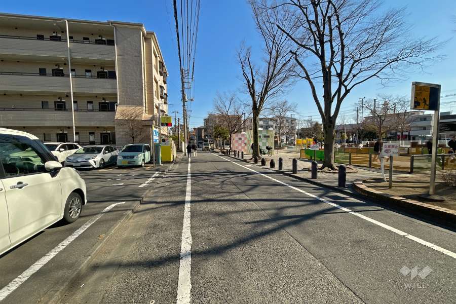 敷地北側の前面道路（西側から）