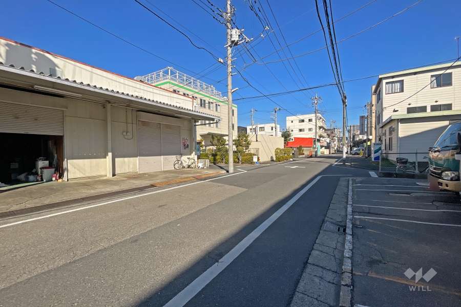 敷地の南側前面道路（西側から）
