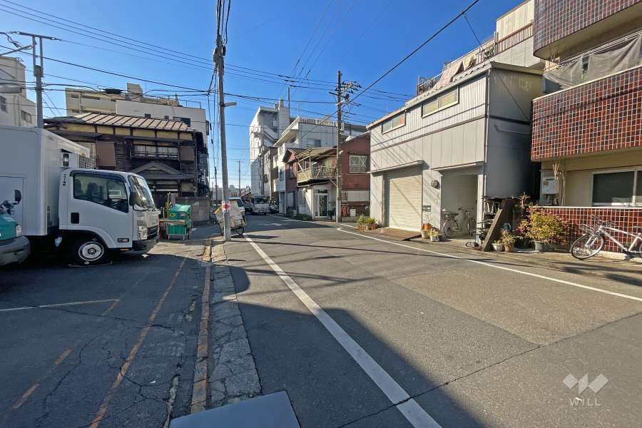 敷地の南側前面道路（東側から）