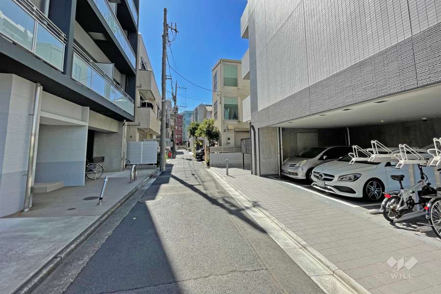 敷地の南東側前面道路（北東側から）