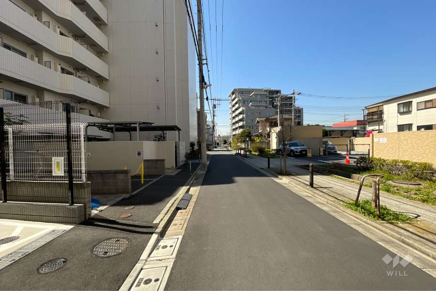 敷地の東側前面道路（南側から）