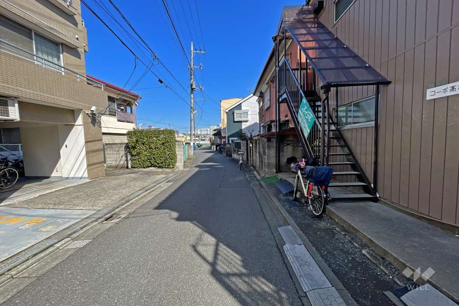 敷地の南側前面道路（西側から）