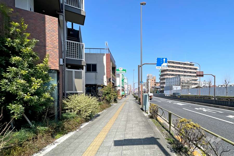敷地の東側前面道路（南側から）